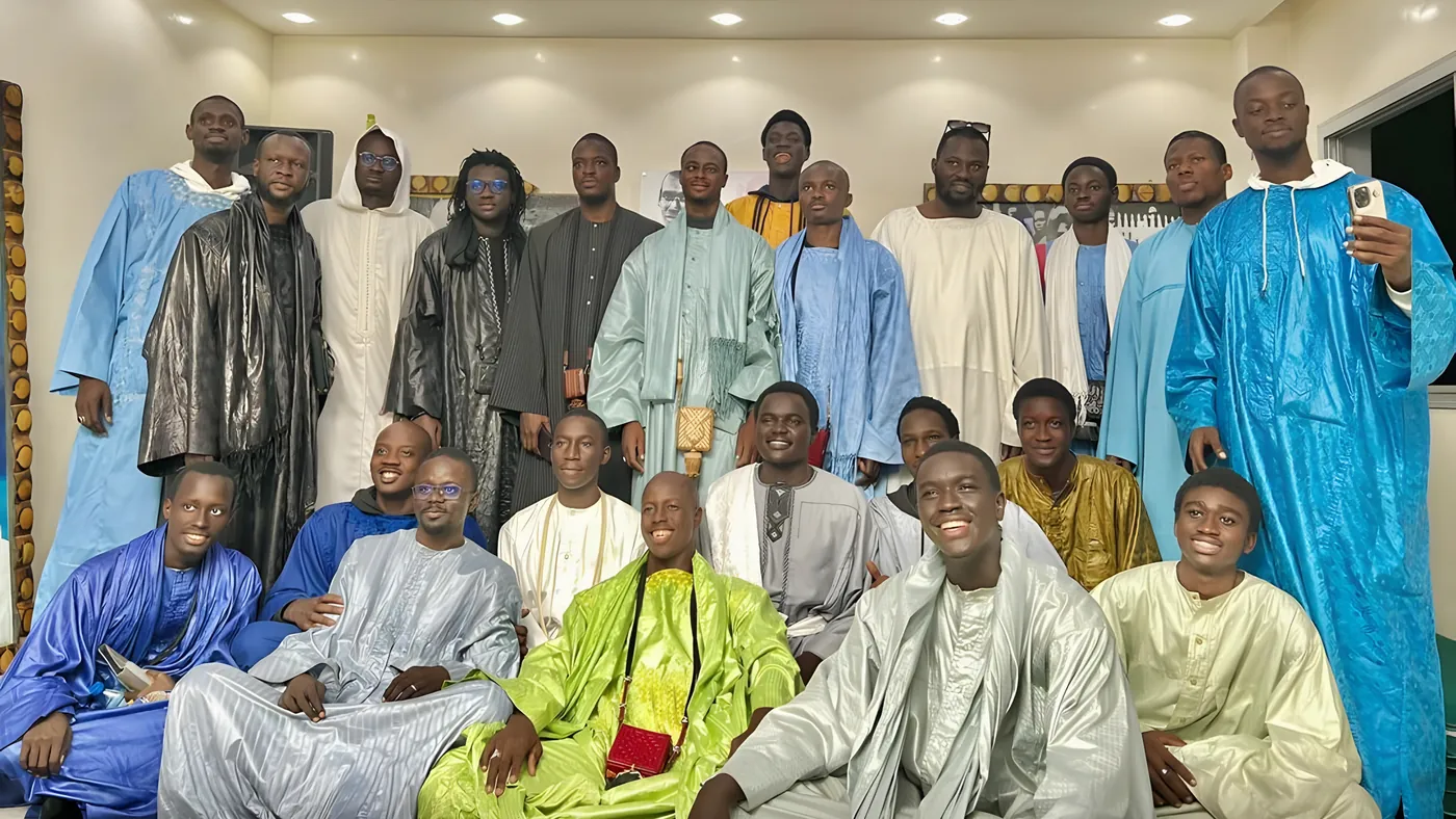 Les jeunes du daara réunis pour une photo de groupe, en boubous de fête
